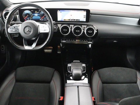 Mercedes-Benz CLA-Klasse 180 Business Solution AMG | Panoramadak | Leder/alcantara | Stoelverwarming | Cruise control | Navigatie | Carplay | Climate control | Camera | Park assist
