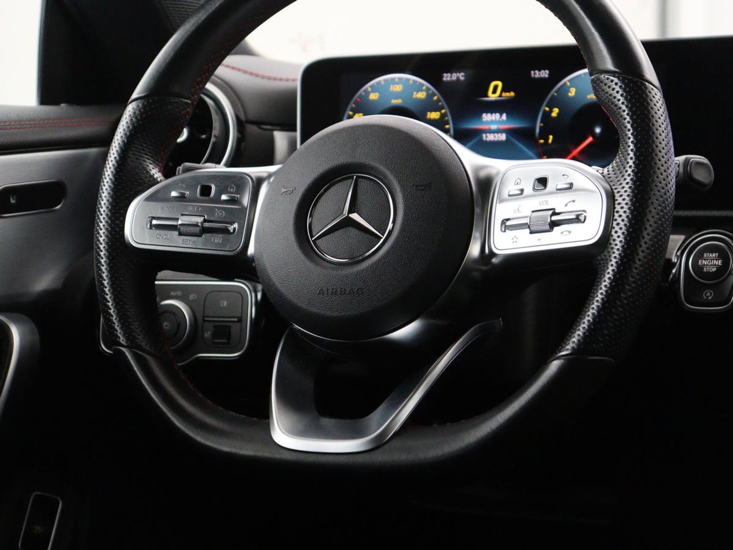 Mercedes-Benz CLA-Klasse 180 Business Solution AMG | Panoramadak | Leder/alcantara | Stoelverwarming | Cruise control | Navigatie | Carplay | Climate control | Camera | Park assist