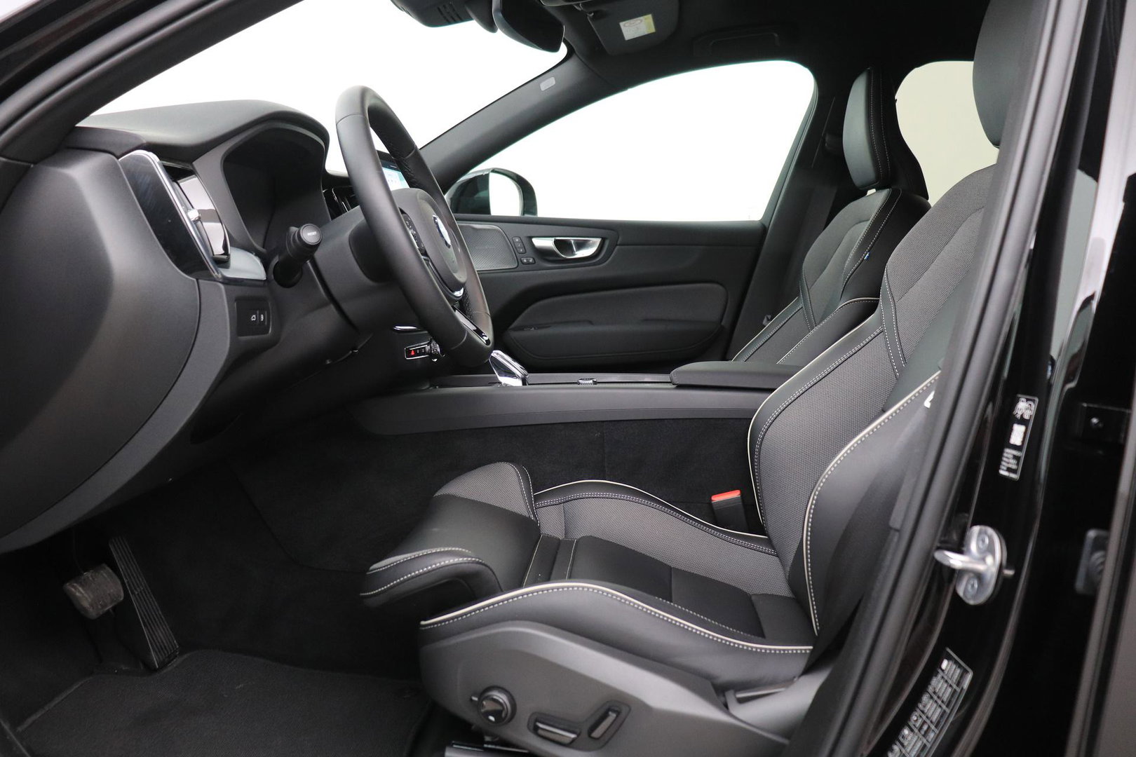 Volvo XC60 T8 Plus Black Edition | Harman/Kardon | 360° Camera | ACC | Standkachel | Keyless | Stoel+Stuurverwarming | 21 inch