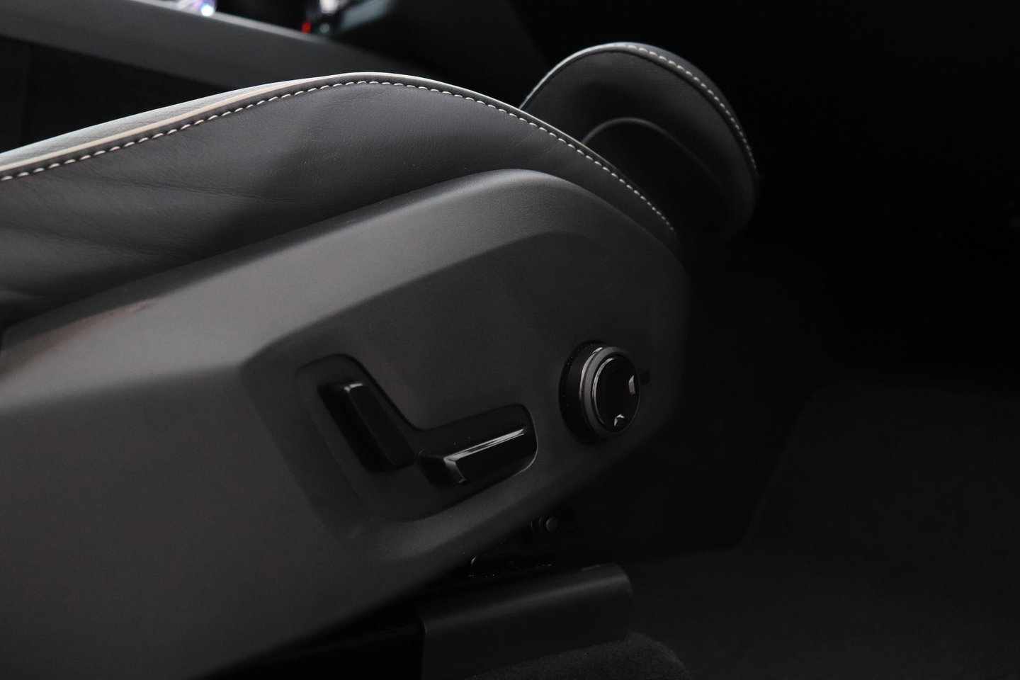 Volvo XC60 T8 Plus Black Edition | Harman/Kardon | 360° Camera | ACC | Standkachel | Keyless | Stoel+Stuurverwarming | 21 inch