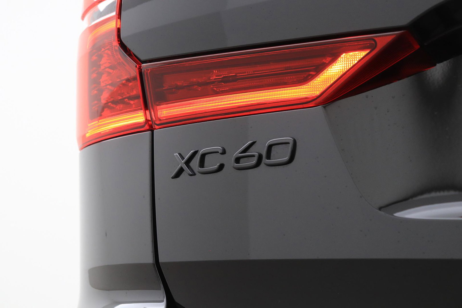 Volvo XC60 T8 Plus Black Edition | Harman/Kardon | 360° Camera | ACC | Standkachel | Keyless | Stoel+Stuurverwarming | 21 inch