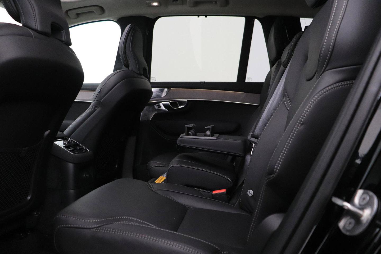 Volvo XC90 T8 Ultra Dark | Bowers&Wilkins | Stoelventilatie | Trekhaak | Panoramadak | 360° Camera | Massage | Head-Up | ACC