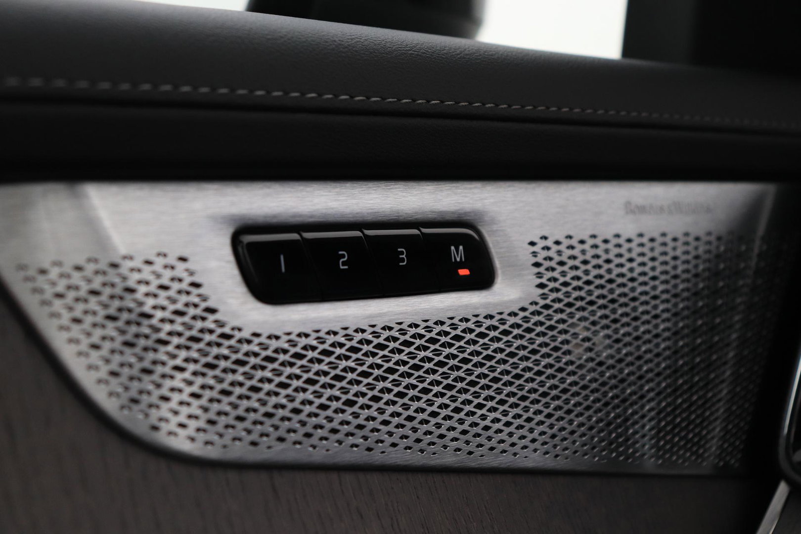 Volvo XC90 T8 Ultra Dark | ACC | Trekhaak | Panoramadak | Bowers&Wilkins | 360° Camera | Massage | Head-Up | Stoelventilatie