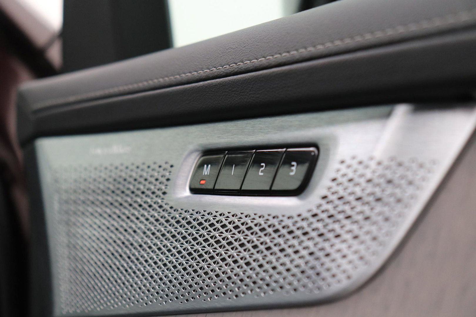Volvo XC90 T8 Ultra Dark | ACC | Trekhaak | Panoramadak | Bowers&Wilkins | 360° Camera | Massage | Head-Up | Stoelventilatie