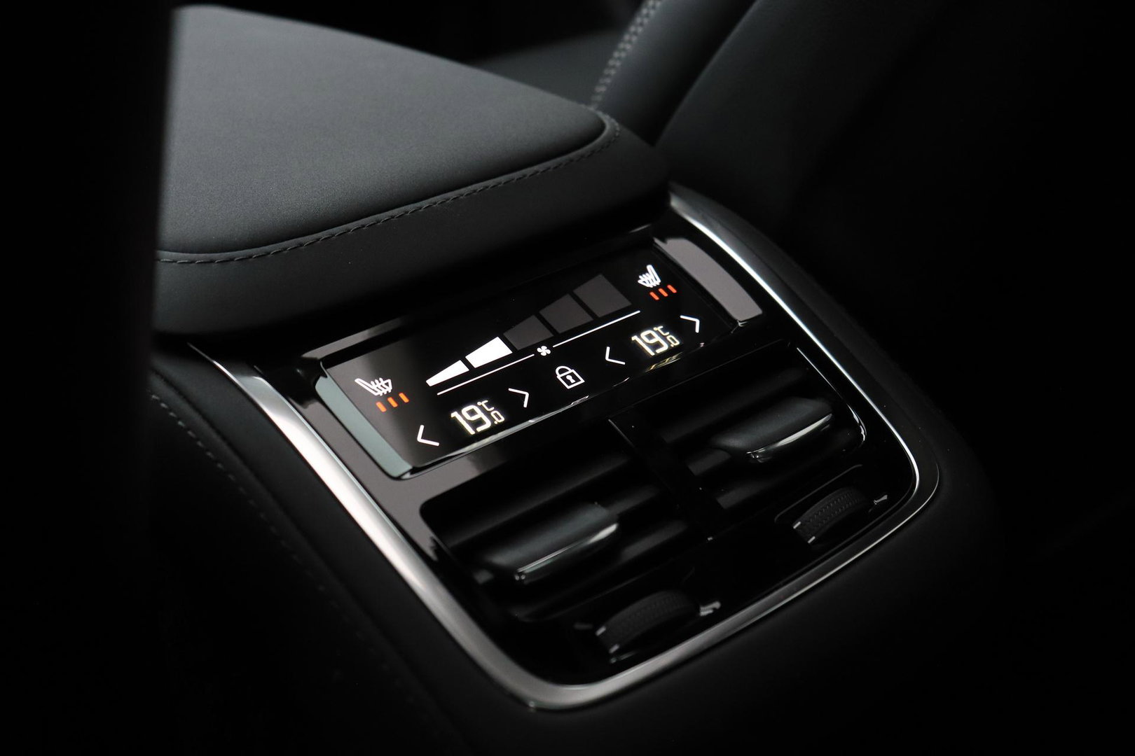 Volvo XC90 T8 Ultra Dark | ACC | Trekhaak | Panoramadak | Bowers&Wilkins | 360° Camera | Massage | Head-Up | Stoelventilatie