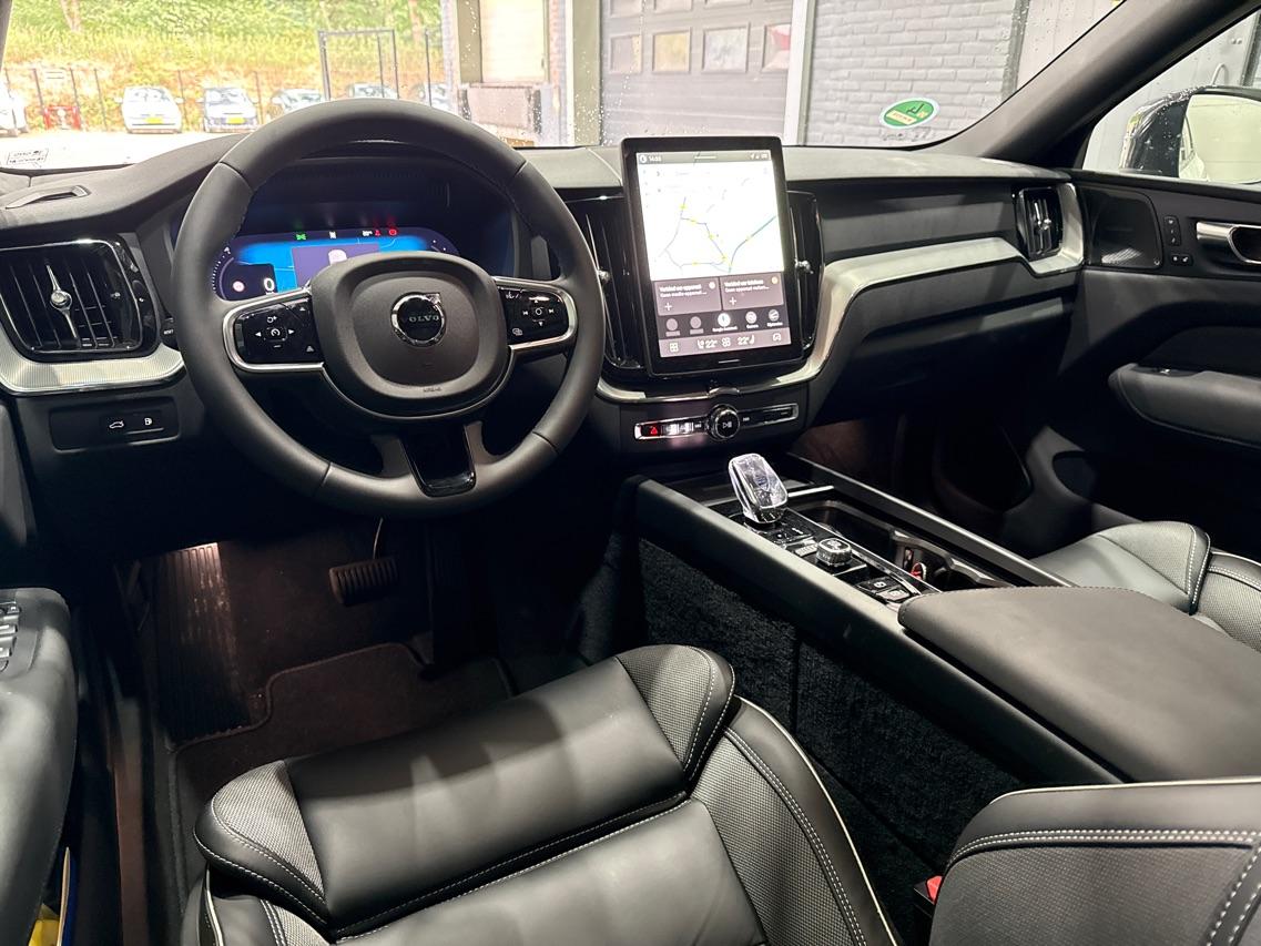 Volvo XC60 T6 Plus Black Edition | Harman/Kardon | Pilot Assist | Panoramadak | 360° Camera | Head-Up | Stoel+Stuurverwarming | 21 Inch