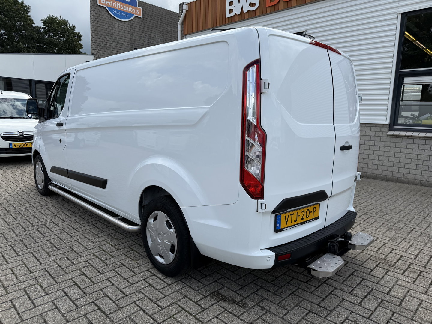Ford Transit Custom 340 2.0 TDCI 130pk L2H1 Trend / vaste prijs rijklaar € 18.950 ex btw / lease vanaf € 319 / Sortimo ingerichte laadruimte / Victron omvormer / airco / cruise / dakdragers / trekhaak!