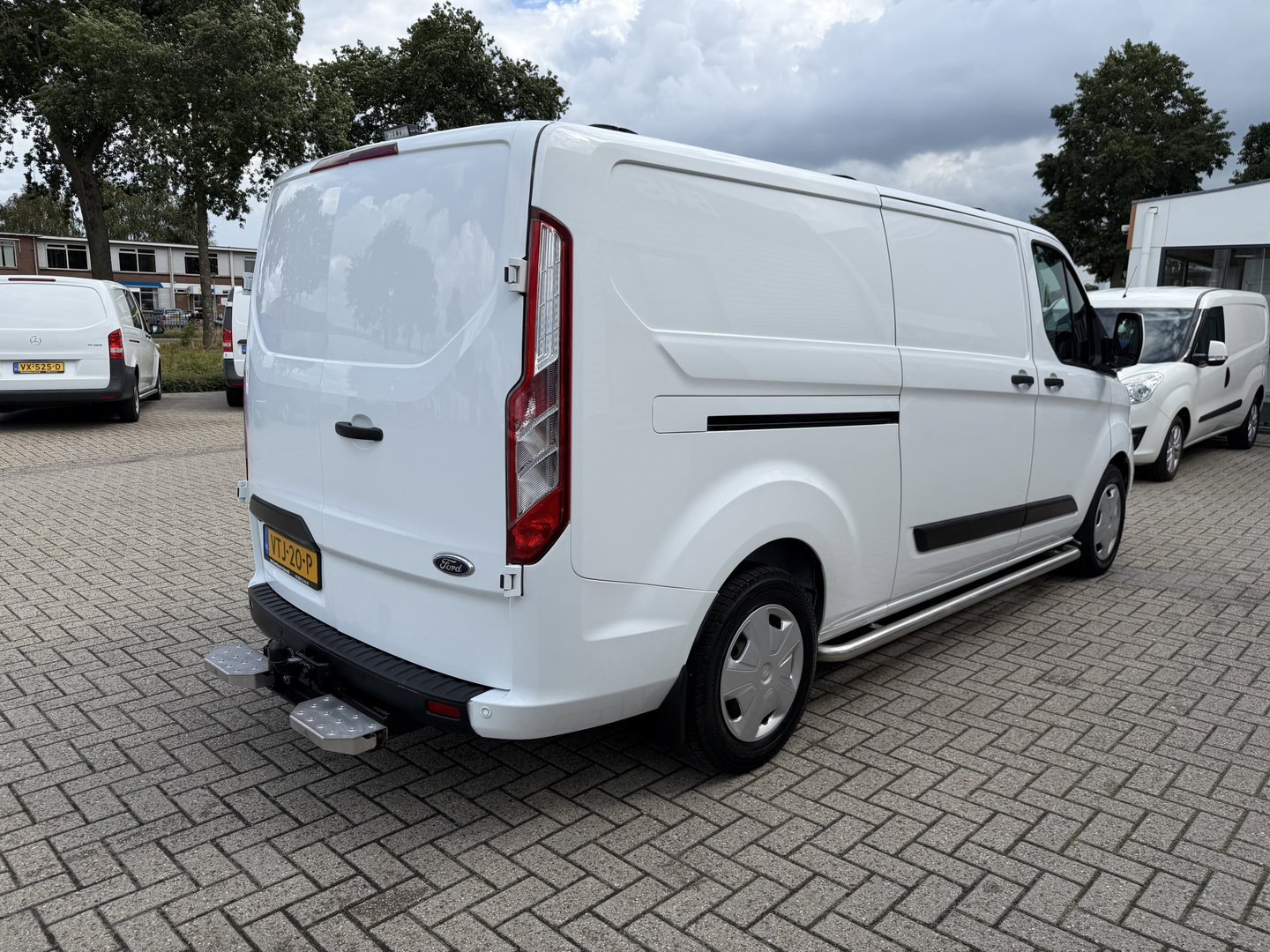 Ford Transit Custom 340 2.0 TDCI 130pk L2H1 Trend / vaste prijs rijklaar € 18.950 ex btw / lease vanaf € 319 / Sortimo ingerichte laadruimte / Victron omvormer / airco / cruise / dakdragers / trekhaak!