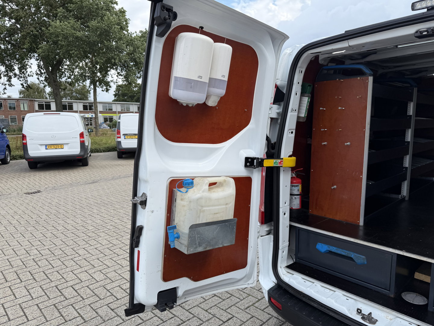 Ford Transit Custom 340 2.0 TDCI 130pk L2H1 Trend / vaste prijs rijklaar € 18.950 ex btw / lease vanaf € 319 / Sortimo ingerichte laadruimte / Victron omvormer / airco / cruise / dakdragers / trekhaak!