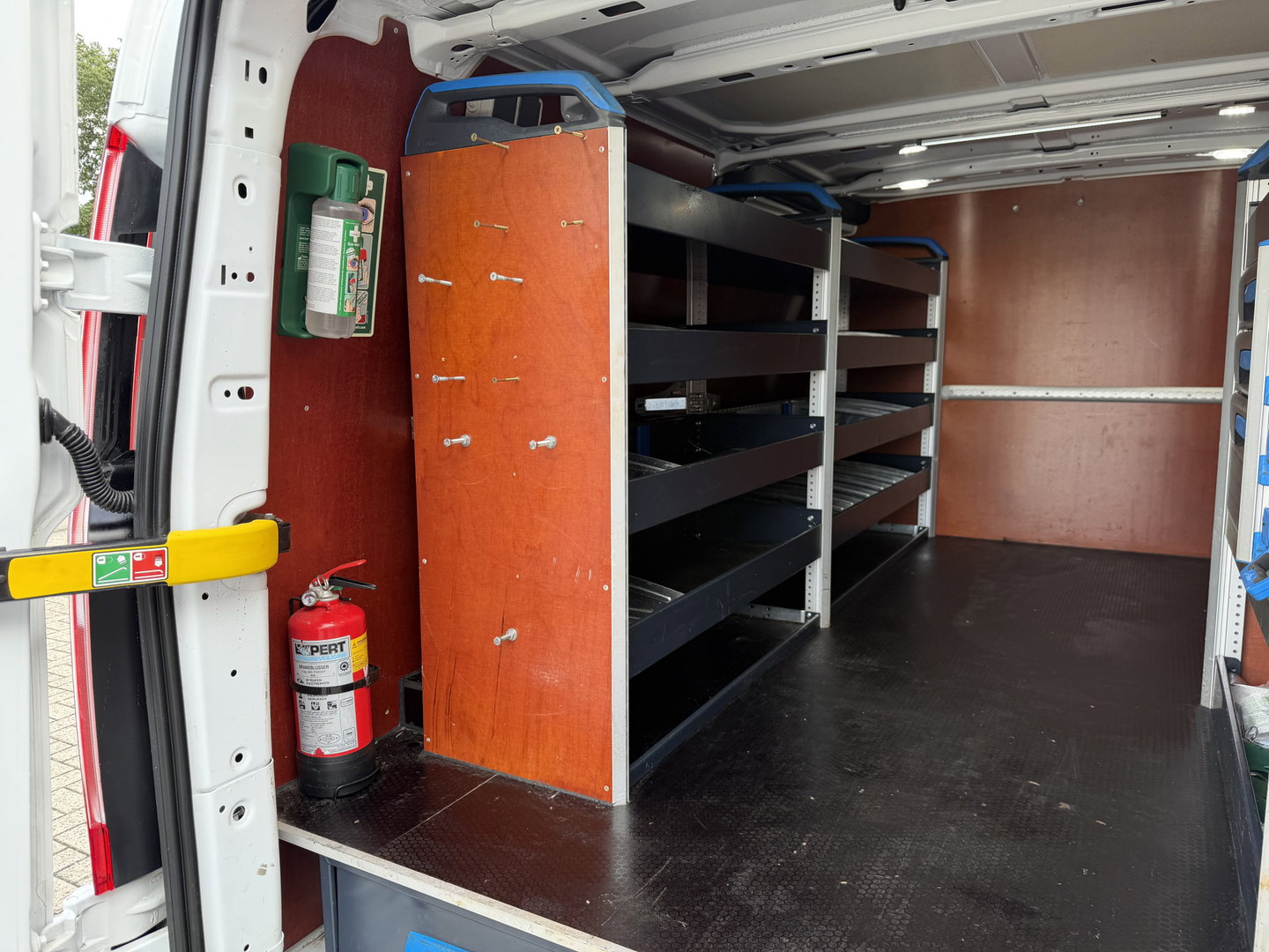 Ford Transit Custom 340 2.0 TDCI 130pk L2H1 Trend / vaste prijs rijklaar € 18.950 ex btw / lease vanaf € 319 / Sortimo ingerichte laadruimte / Victron omvormer / airco / cruise / dakdragers / trekhaak!