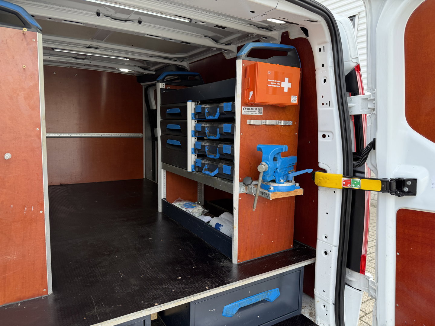 Ford Transit Custom 340 2.0 TDCI 130pk L2H1 Trend / vaste prijs rijklaar € 18.950 ex btw / lease vanaf € 319 / Sortimo ingerichte laadruimte / Victron omvormer / airco / cruise / dakdragers / trekhaak!
