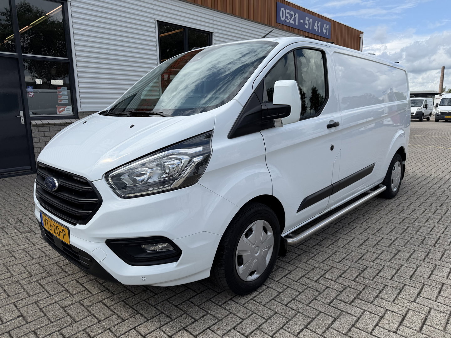 Ford Transit Custom 340 2.0 TDCI 130pk L2H1 Trend / vaste prijs rijklaar € 18.950 ex btw / lease vanaf € 319 / Sortimo ingerichte laadruimte / Victron omvormer / airco / cruise / dakdragers / trekhaak!