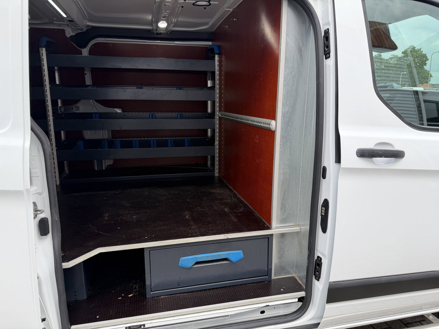 Ford Transit Custom 340 2.0 TDCI 130pk L2H1 Trend / vaste prijs rijklaar € 18.950 ex btw / lease vanaf € 319 / Sortimo ingerichte laadruimte / Victron omvormer / airco / cruise / dakdragers / trekhaak!