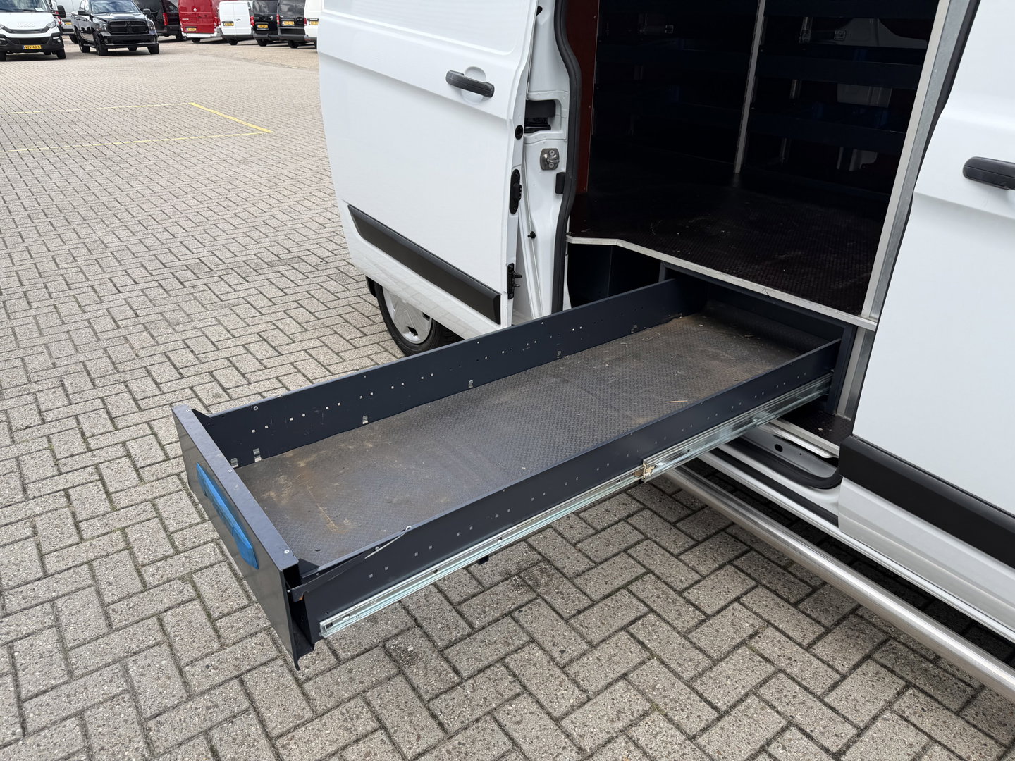 Ford Transit Custom 340 2.0 TDCI 130pk L2H1 Trend / vaste prijs rijklaar € 18.950 ex btw / lease vanaf € 319 / Sortimo ingerichte laadruimte / Victron omvormer / airco / cruise / dakdragers / trekhaak!