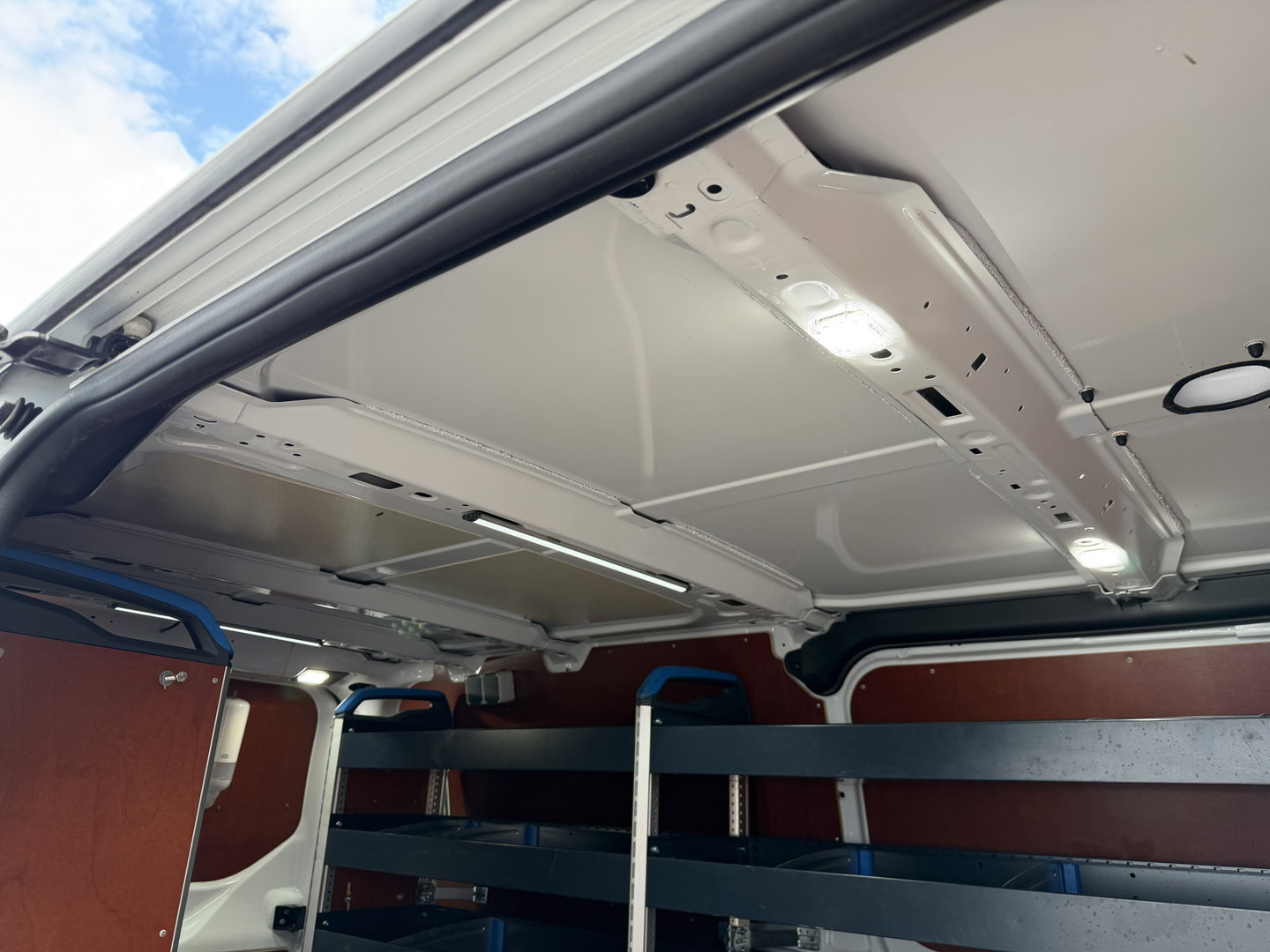 Ford Transit Custom 340 2.0 TDCI 130pk L2H1 Trend / vaste prijs rijklaar € 18.950 ex btw / lease vanaf € 319 / Sortimo ingerichte laadruimte / Victron omvormer / airco / cruise / dakdragers / trekhaak!