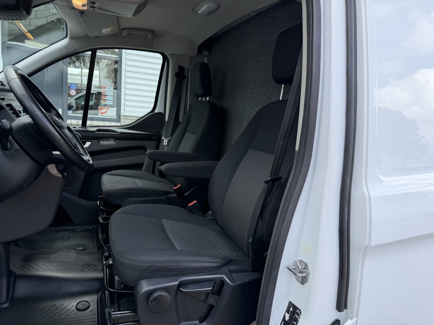 Ford Transit Custom 340 2.0 TDCI 130pk L2H1 Trend / vaste prijs rijklaar € 18.950 ex btw / lease vanaf € 319 / Sortimo ingerichte laadruimte / Victron omvormer / airco / cruise / dakdragers / trekhaak!