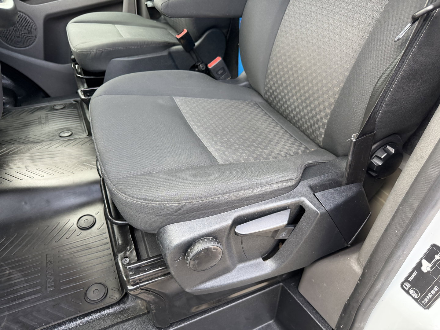 Ford Transit Custom 340 2.0 TDCI 130pk L2H1 Trend / vaste prijs rijklaar € 18.950 ex btw / lease vanaf € 319 / Sortimo ingerichte laadruimte / Victron omvormer / airco / cruise / dakdragers / trekhaak!