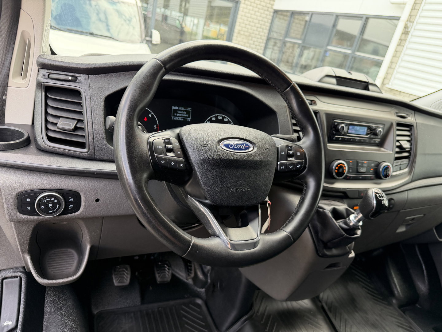 Ford Transit Custom 340 2.0 TDCI 130pk L2H1 Trend / vaste prijs rijklaar € 18.950 ex btw / lease vanaf € 319 / Sortimo ingerichte laadruimte / Victron omvormer / airco / cruise / dakdragers / trekhaak!
