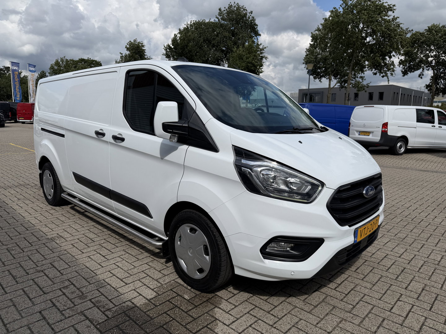 Ford Transit Custom 340 2.0 TDCI 130pk L2H1 Trend / vaste prijs rijklaar € 18.950 ex btw / lease vanaf € 319 / Sortimo ingerichte laadruimte / Victron omvormer / airco / cruise / dakdragers / trekhaak!