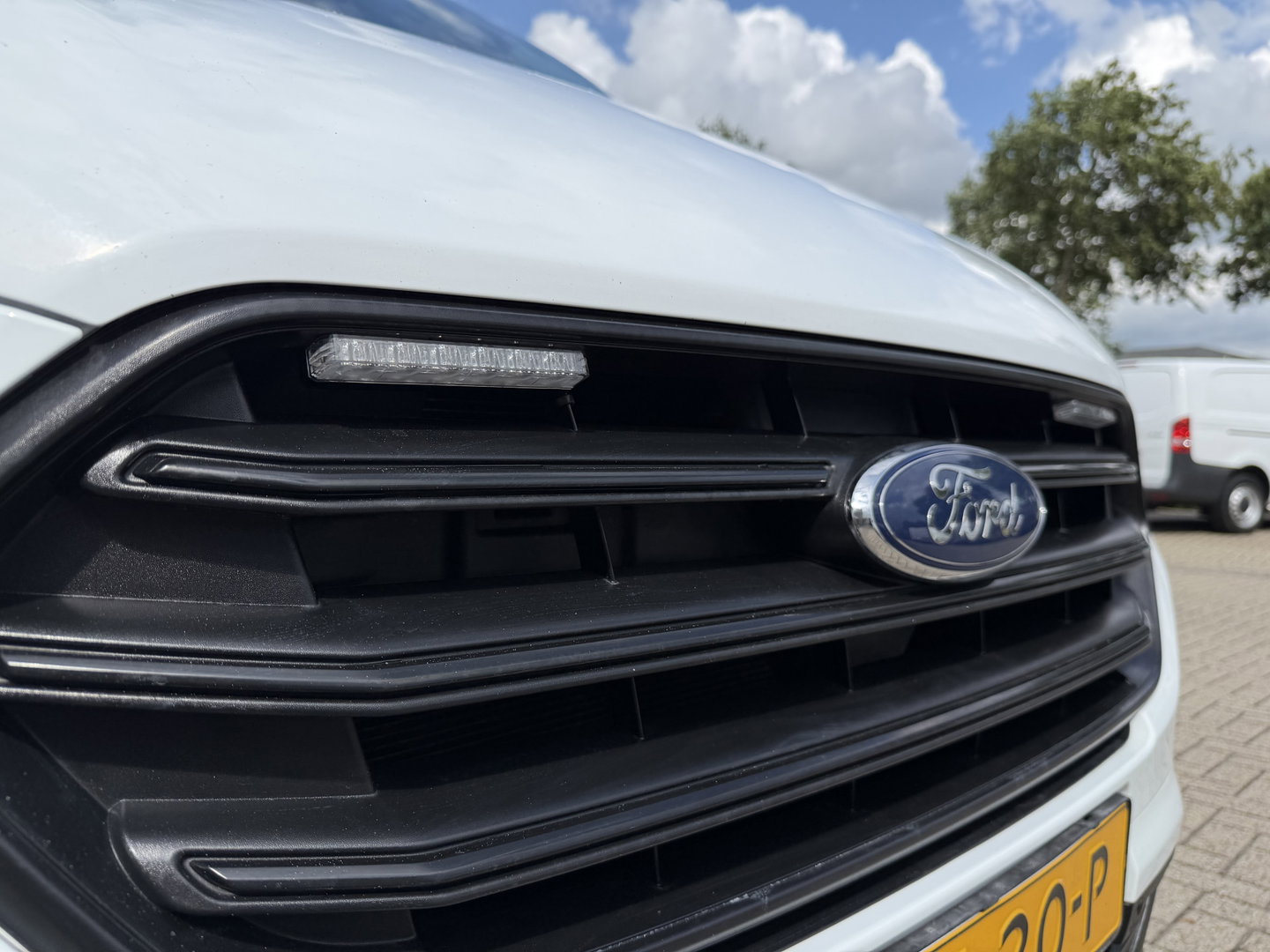 Ford Transit Custom 340 2.0 TDCI 130pk L2H1 Trend / vaste prijs rijklaar € 18.950 ex btw / lease vanaf € 319 / Sortimo ingerichte laadruimte / Victron omvormer / airco / cruise / dakdragers / trekhaak!
