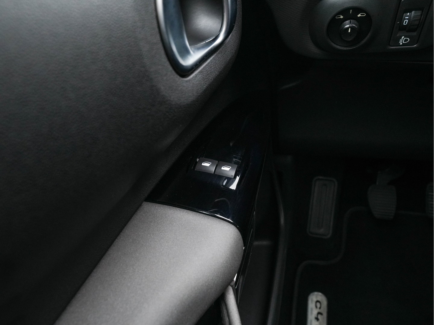 Citroën C4 Cactus 1.5 BlueHDi Business (INCL-BTW) *NAVI-FULLMAP | COMFORT-SEATS | PRIVACY-GLASS | DAB+ | ECC | PDC | CRUISE | CARPLAY | DIGI-COCKPIT | TOWBAR | 16''ALU*