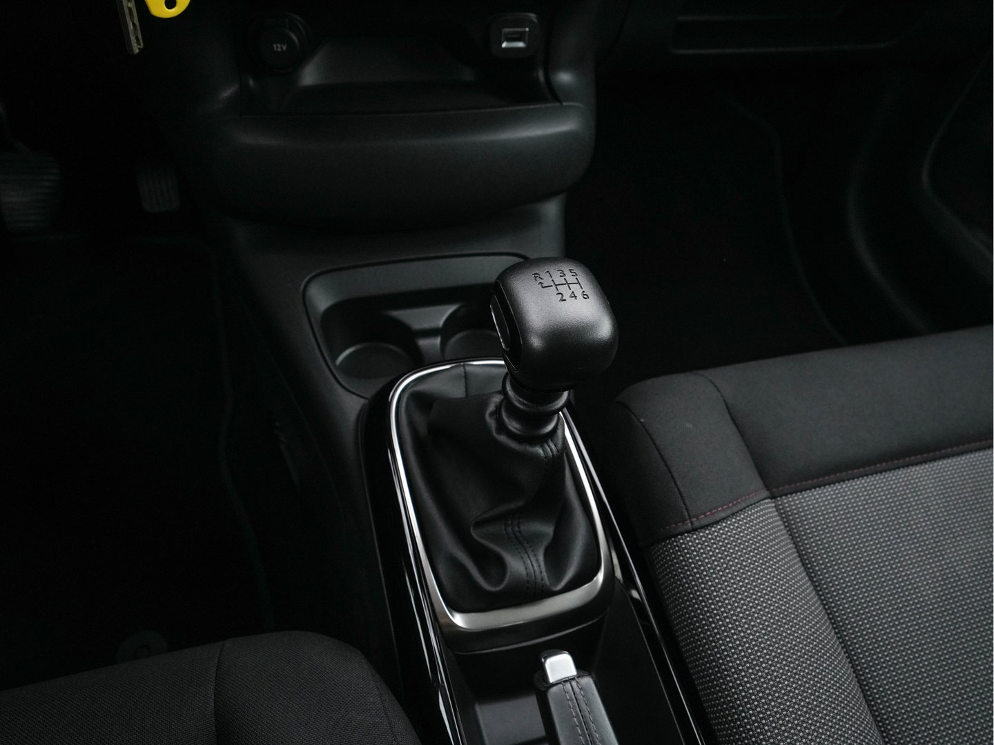 Citroën C4 Cactus 1.5 BlueHDi Business (INCL-BTW) *NAVI-FULLMAP | COMFORT-SEATS | PRIVACY-GLASS | DAB+ | ECC | PDC | CRUISE | CARPLAY | DIGI-COCKPIT | TOWBAR | 16''ALU*