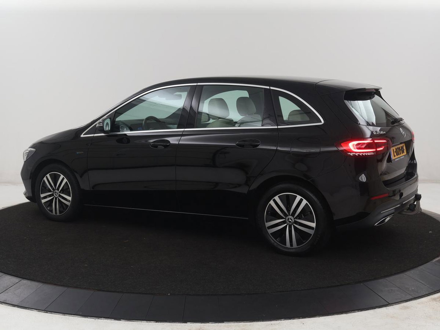 Mercedes-Benz B-klasse250 e Business Solution Luxury Limited | SOH 93,0% | Leder | Stoelverwarming | Adaptive cruise | Carplay | Camera | Park assist | Sfeerverlichting | Elektrische achterlep | Trekhaak