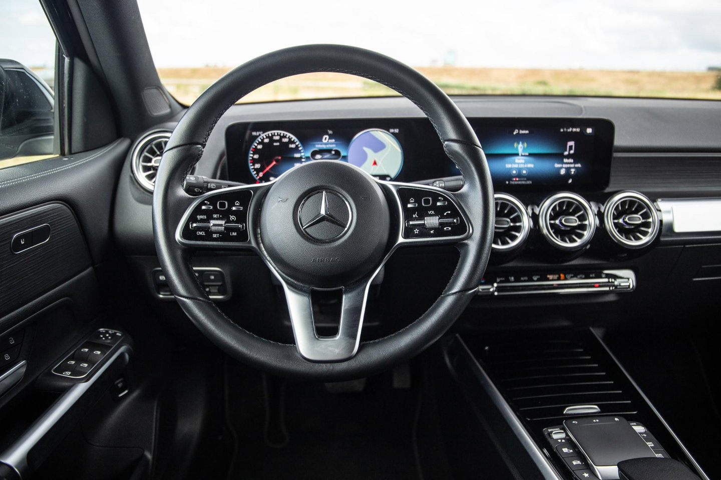 Mercedes-Benz EQB 300 4MATIC Luxury Line CARPLAY / CAMERA / SFEERVERLICHTING / LEER / STOELVERWARMING