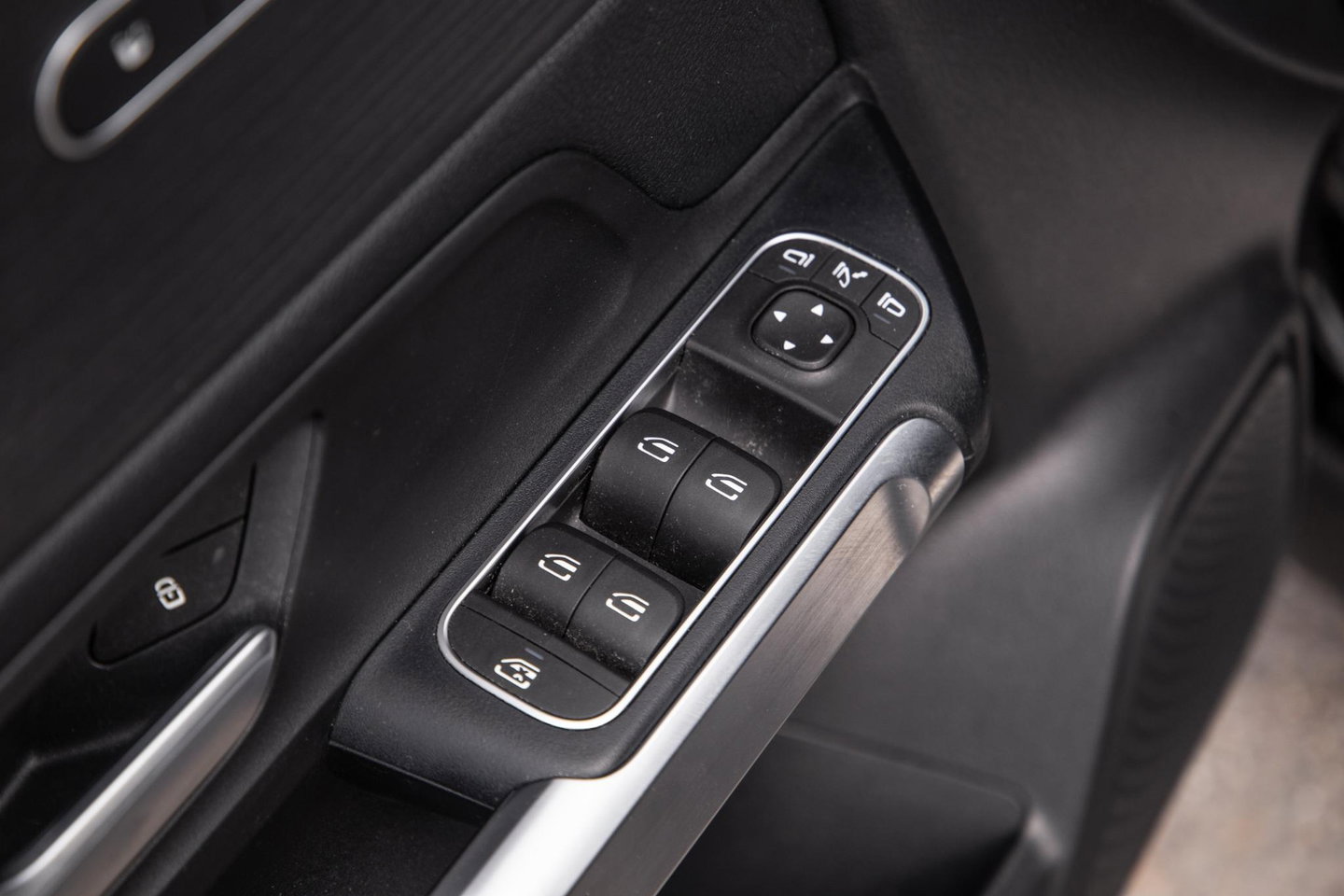 Mercedes-Benz EQB 300 4MATIC Luxury Line CARPLAY / CAMERA / SFEERVERLICHTING / LEER / STOELVERWARMING