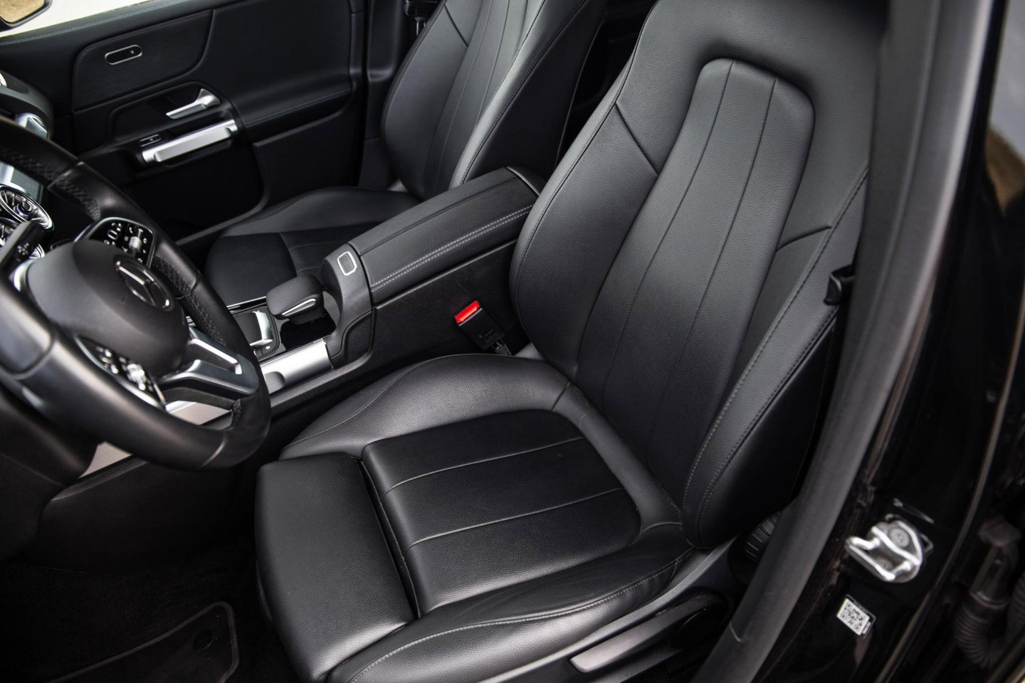 Mercedes-Benz EQB 300 4MATIC Luxury Line CARPLAY / CAMERA / SFEERVERLICHTING / LEER / STOELVERWARMING