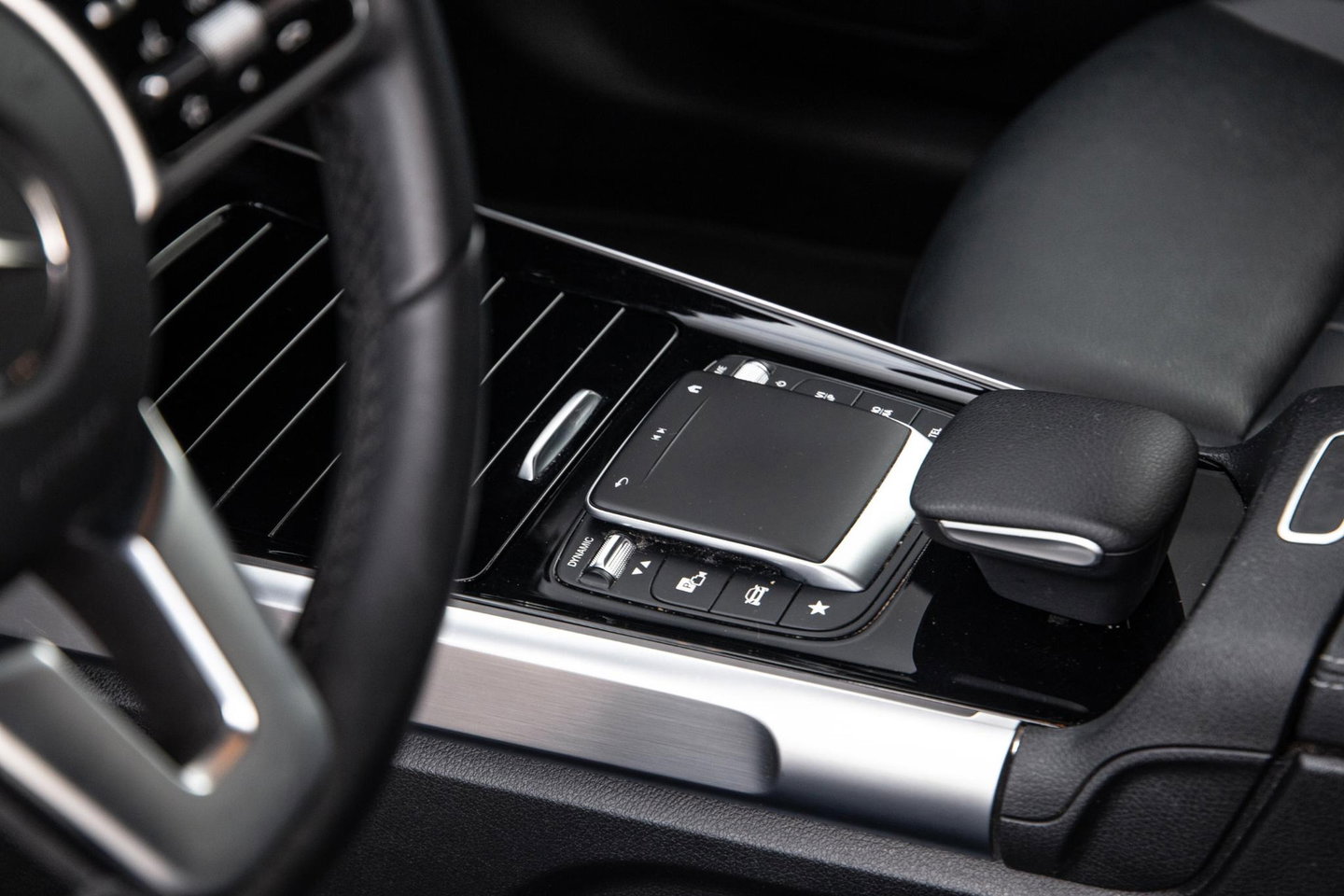 Mercedes-Benz EQB 300 4MATIC Luxury Line CARPLAY / CAMERA / SFEERVERLICHTING / LEER / STOELVERWARMING