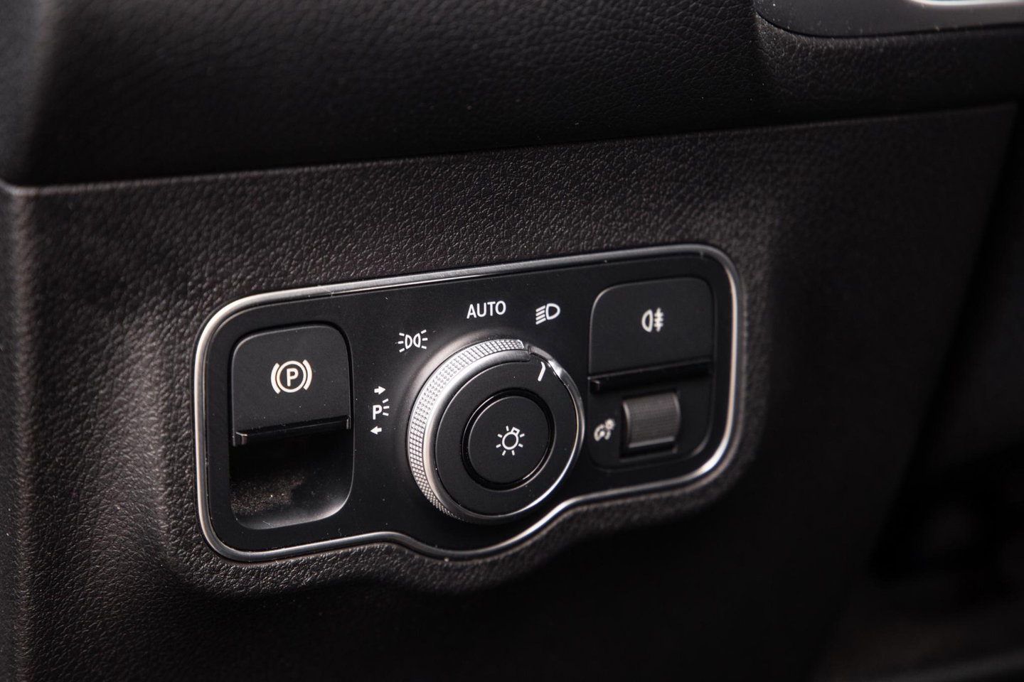 Mercedes-Benz EQB 300 4MATIC Luxury Line CARPLAY / CAMERA / SFEERVERLICHTING / LEER / STOELVERWARMING