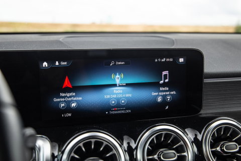 Mercedes-Benz EQB 300 4MATIC Luxury Line CARPLAY / CAMERA / SFEERVERLICHTING / LEER / STOELVERWARMING
