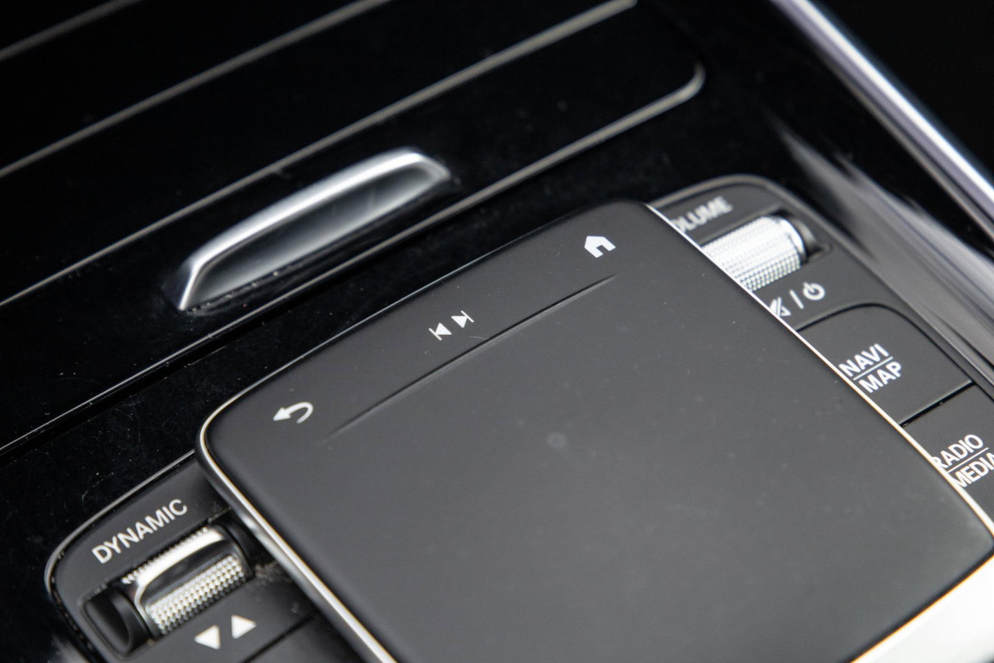 Mercedes-Benz EQB 300 4MATIC Luxury Line CARPLAY / CAMERA / SFEERVERLICHTING / LEER / STOELVERWARMING