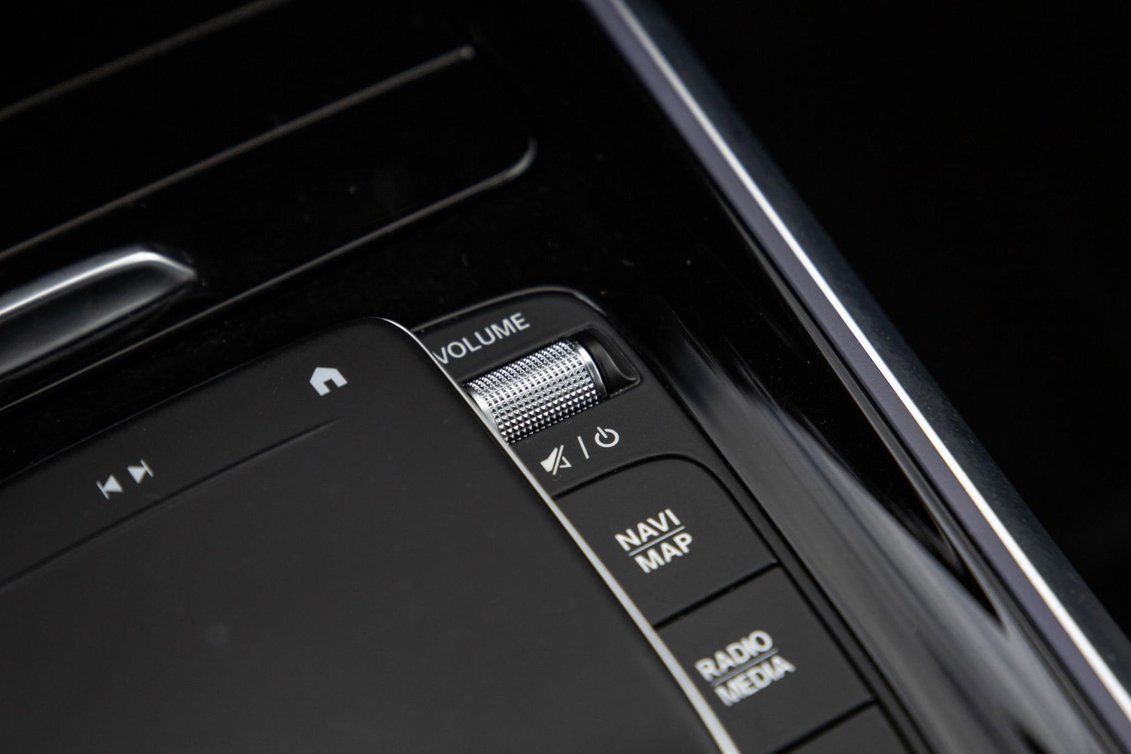 Mercedes-Benz EQB 300 4MATIC Luxury Line CARPLAY / CAMERA / SFEERVERLICHTING / LEER / STOELVERWARMING