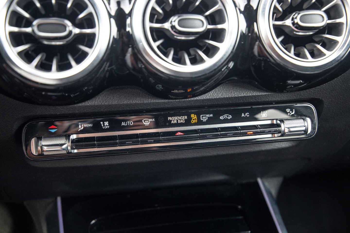 Mercedes-Benz EQB 300 4MATIC Luxury Line CARPLAY / CAMERA / SFEERVERLICHTING / LEER / STOELVERWARMING
