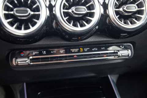 Mercedes-Benz EQB 300 4MATIC Luxury Line CARPLAY / CAMERA / SFEERVERLICHTING / LEER / STOELVERWARMING