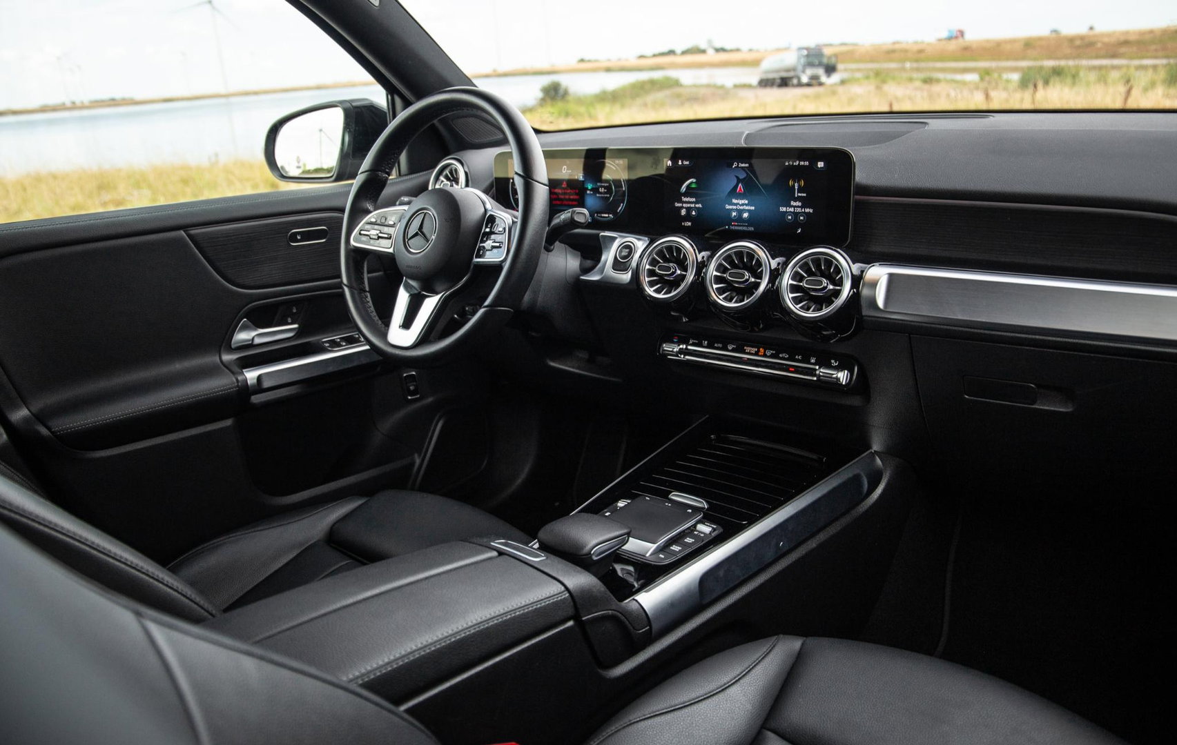 Mercedes-Benz EQB 300 4MATIC Luxury Line CARPLAY / CAMERA / SFEERVERLICHTING / LEER / STOELVERWARMING
