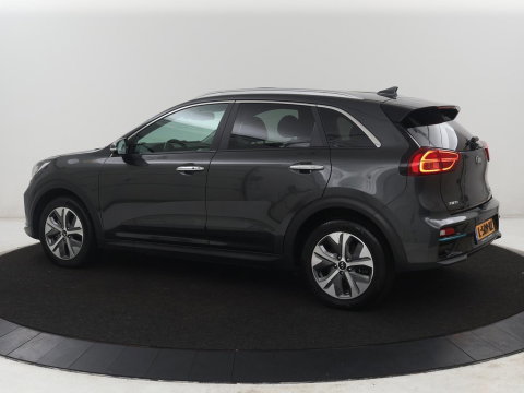 Kia e-Niro DynamicPlusLine 64 kWh | SOH 95,3% | Panoramadak | Half leder | Stuur/stoel verwarming | Adaptive cruise | Lane assist | Climate control | Carplay | Camera | Park assist | Full LED