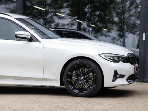 BMW 3 Serie Touring 330i High Executive Trekhaak elek.
