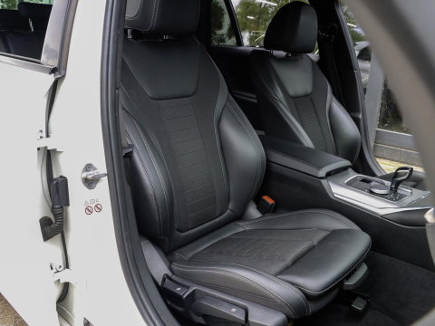 BMW 3 Serie Touring 330i High Executive Trekhaak elek.