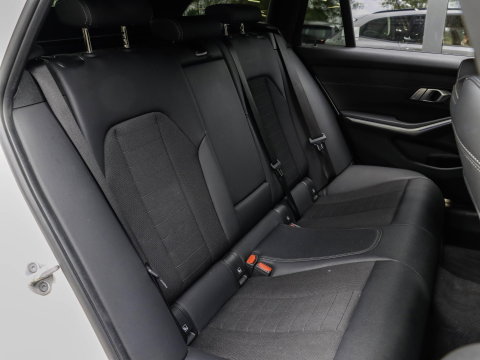 BMW 3 Serie Touring 330i High Executive Trekhaak elek.