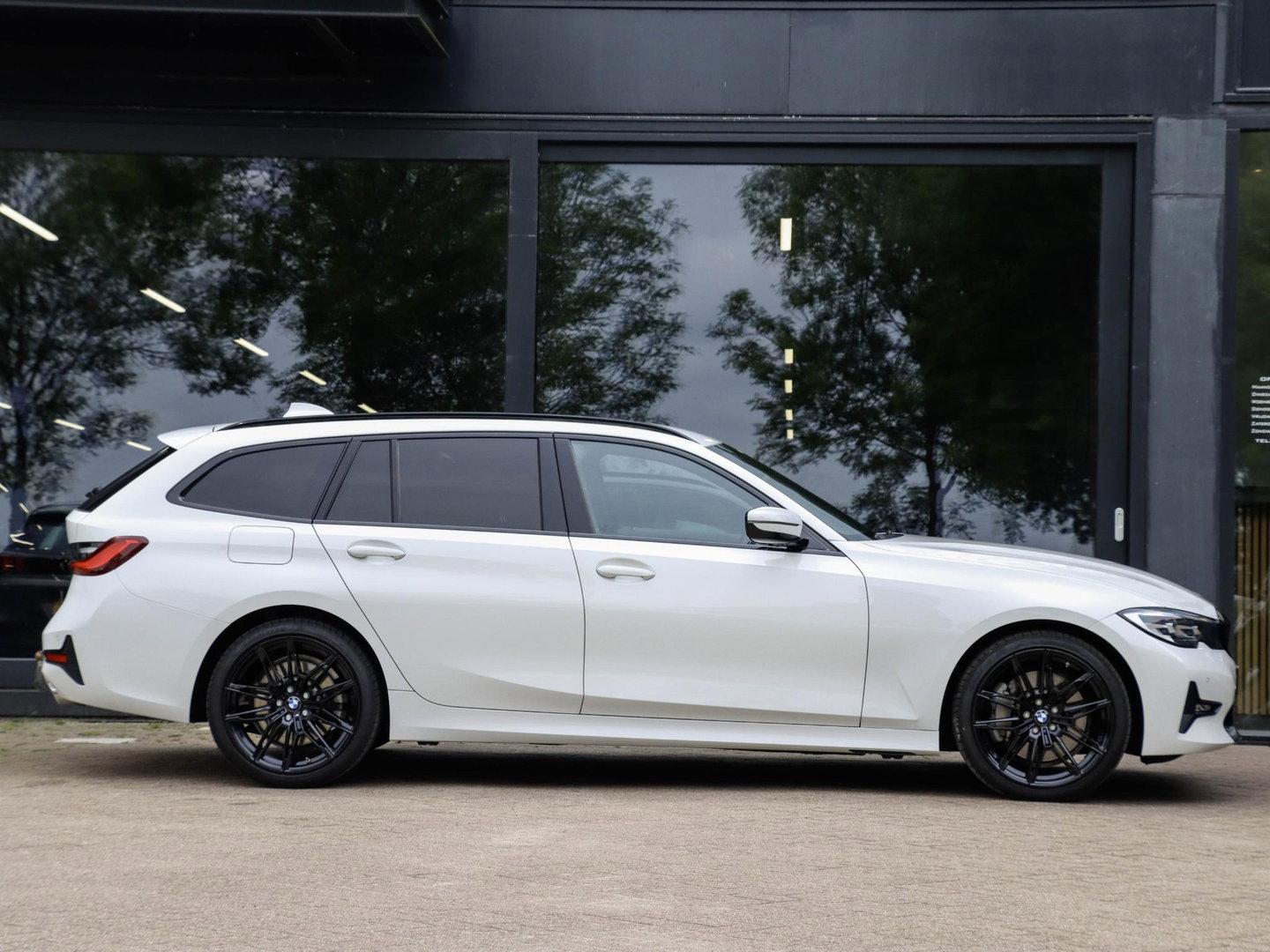 BMW 3 Serie Touring 330i High Executive Trekhaak elek.