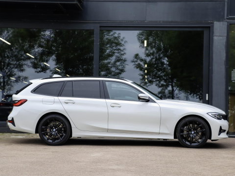 BMW 3 Serie Touring 330i High Executive Trekhaak elek.