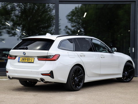 BMW 3 Serie Touring 330i High Executive Trekhaak elek.