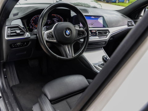 BMW 3 Serie Touring 330i High Executive Trekhaak elek.