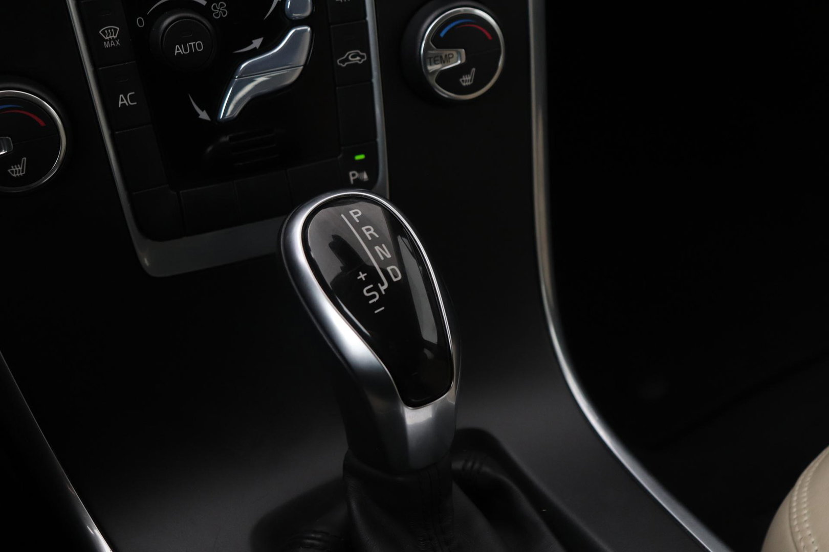 Volvo XC60 T5 Momentum | Elektrische Stoel + Memory | Stoelverwarming | Trekhaak | Cruise Control