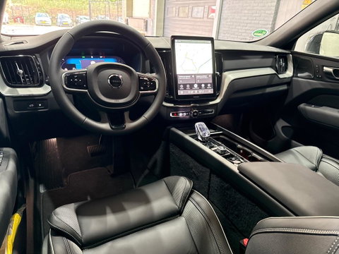 Volvo XC60 T6 Plus Black Edition | Harman/Kardon | Pilot Assist | Panoramadak | 360° Camera | Head-Up | Stoel+Stuurverwarming | 21 Inch