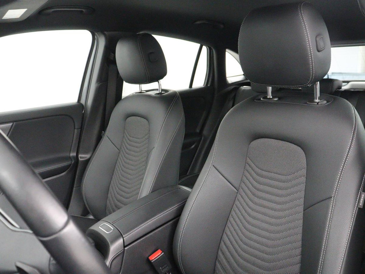 Mercedes-Benz GLA 250 e Luxury Line | SOH 92,9% | Half leder | Memory | Stoelverwarming | Adaptive cruise | Sfeerverlichting | Carplay | Camera | Park assist | Elektrische achterklep | Keyless