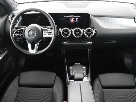 Mercedes-Benz GLA 250 e Luxury Line | SOH 92,9% | Half leder | Memory | Stoelverwarming | Adaptive cruise | Sfeerverlichting | Carplay | Camera | Park assist | Elektrische achterklep | Keyless
